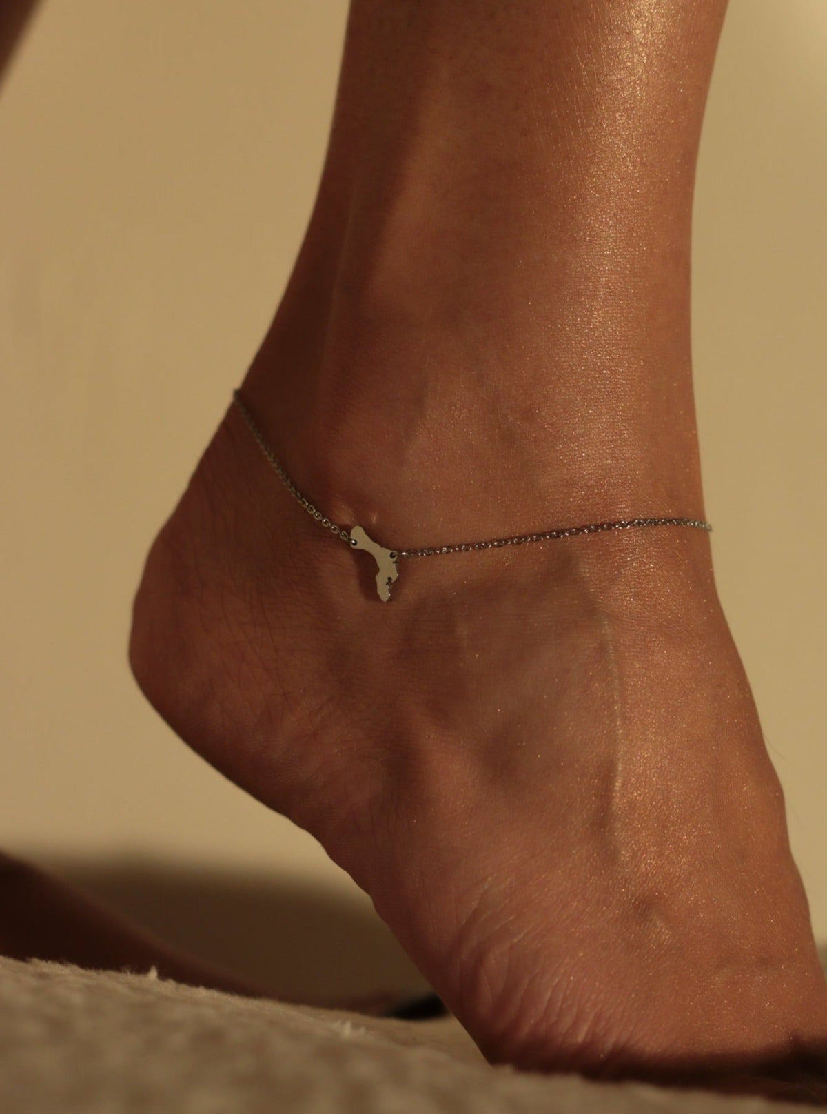 Silver-tone OG Bonaire island anklet by Concept Statement