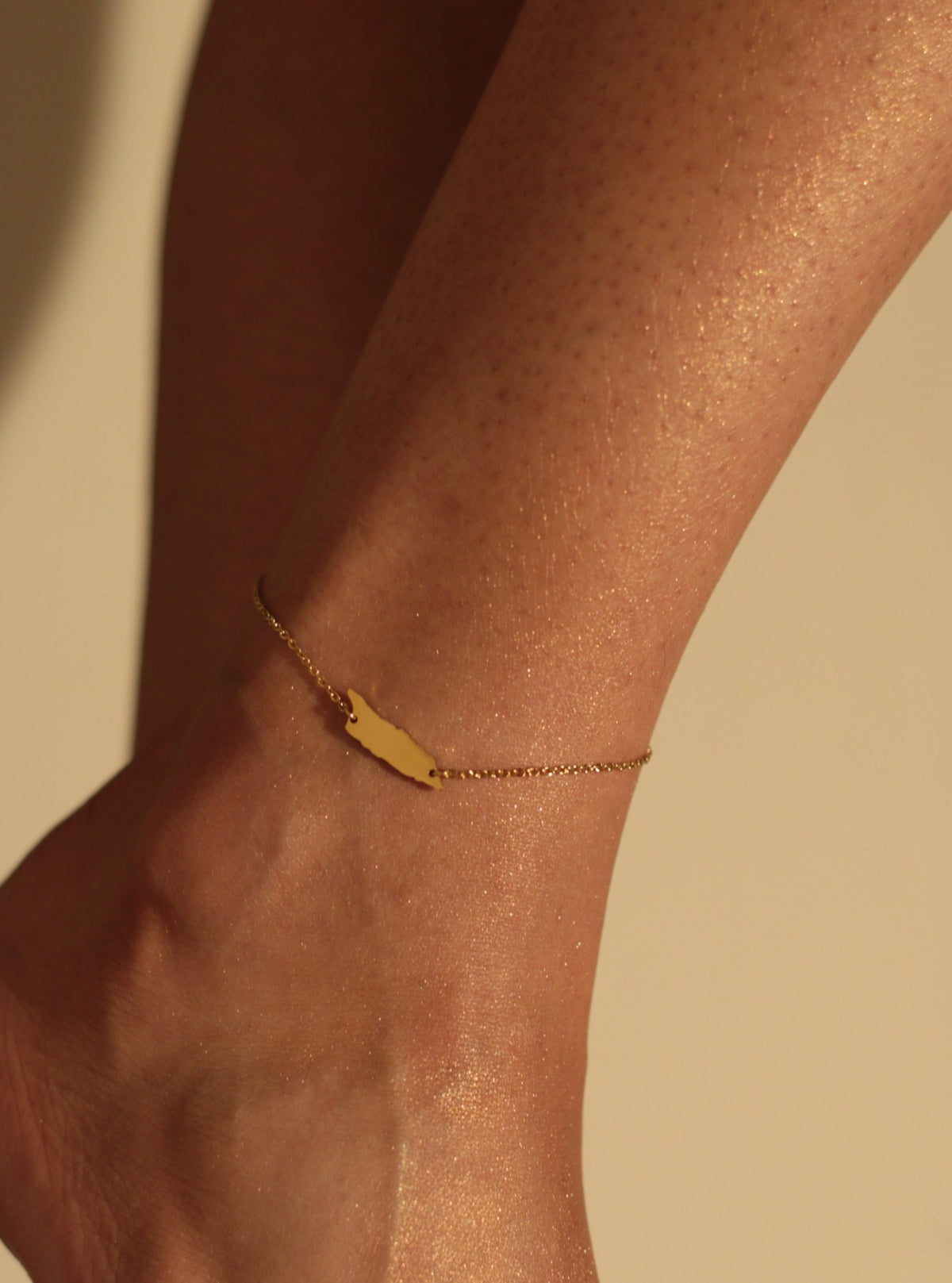 Gold-tone OG Aruba anklet with original Aruba island silhouette