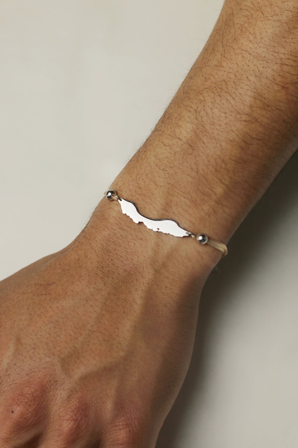 Sand-coloured men's Curaçao cord bracelet with island charm