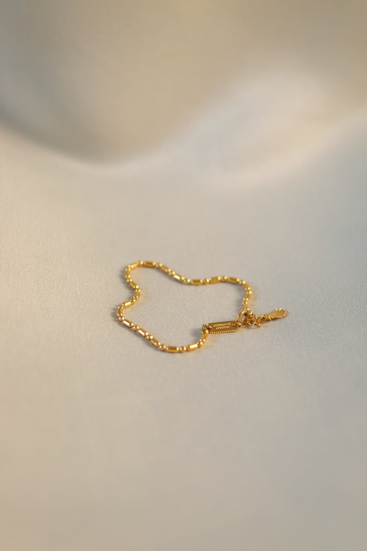 Fina bracelet shell charm detail