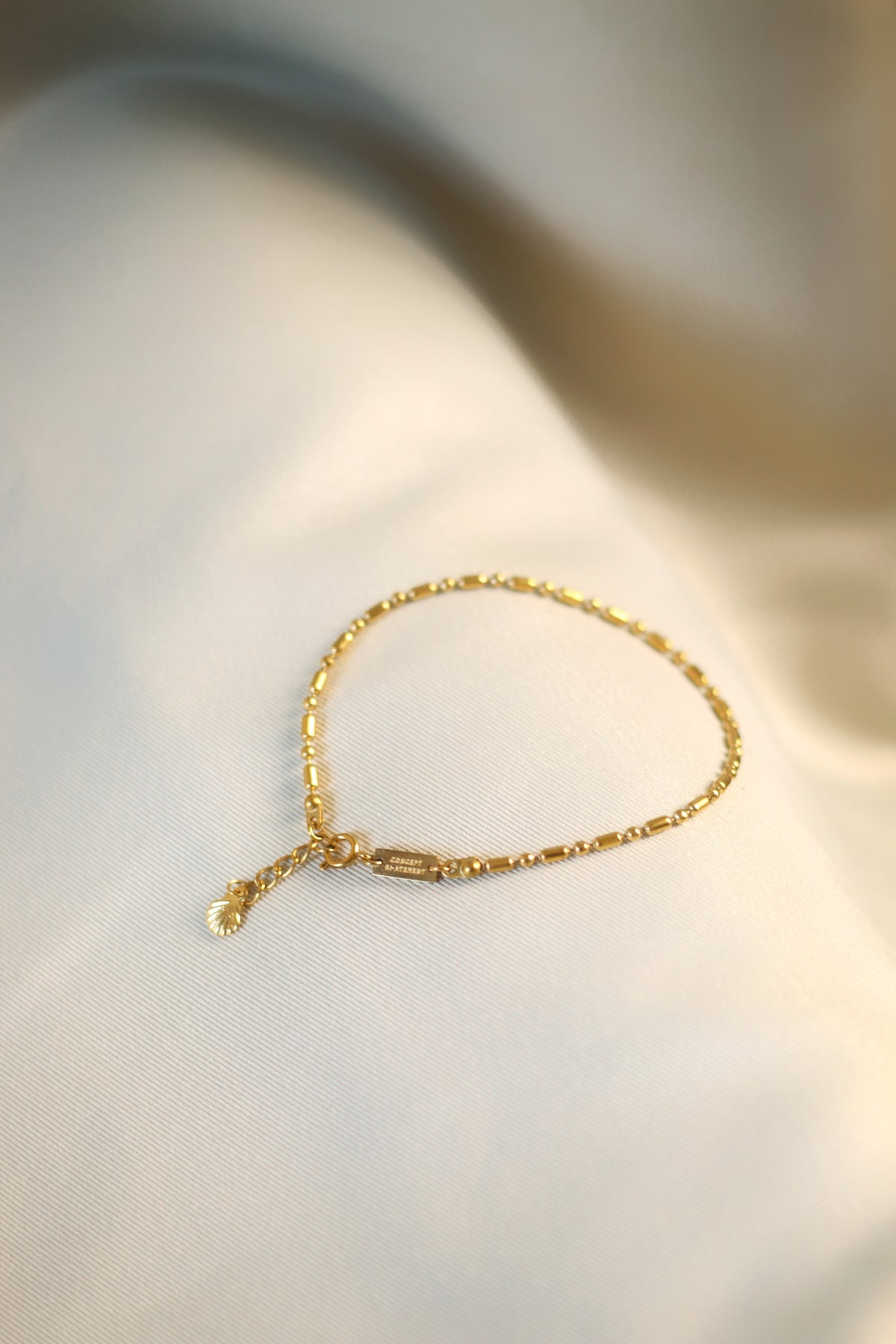 Fina Gold bracelet with ball and bar chain and shell detail
