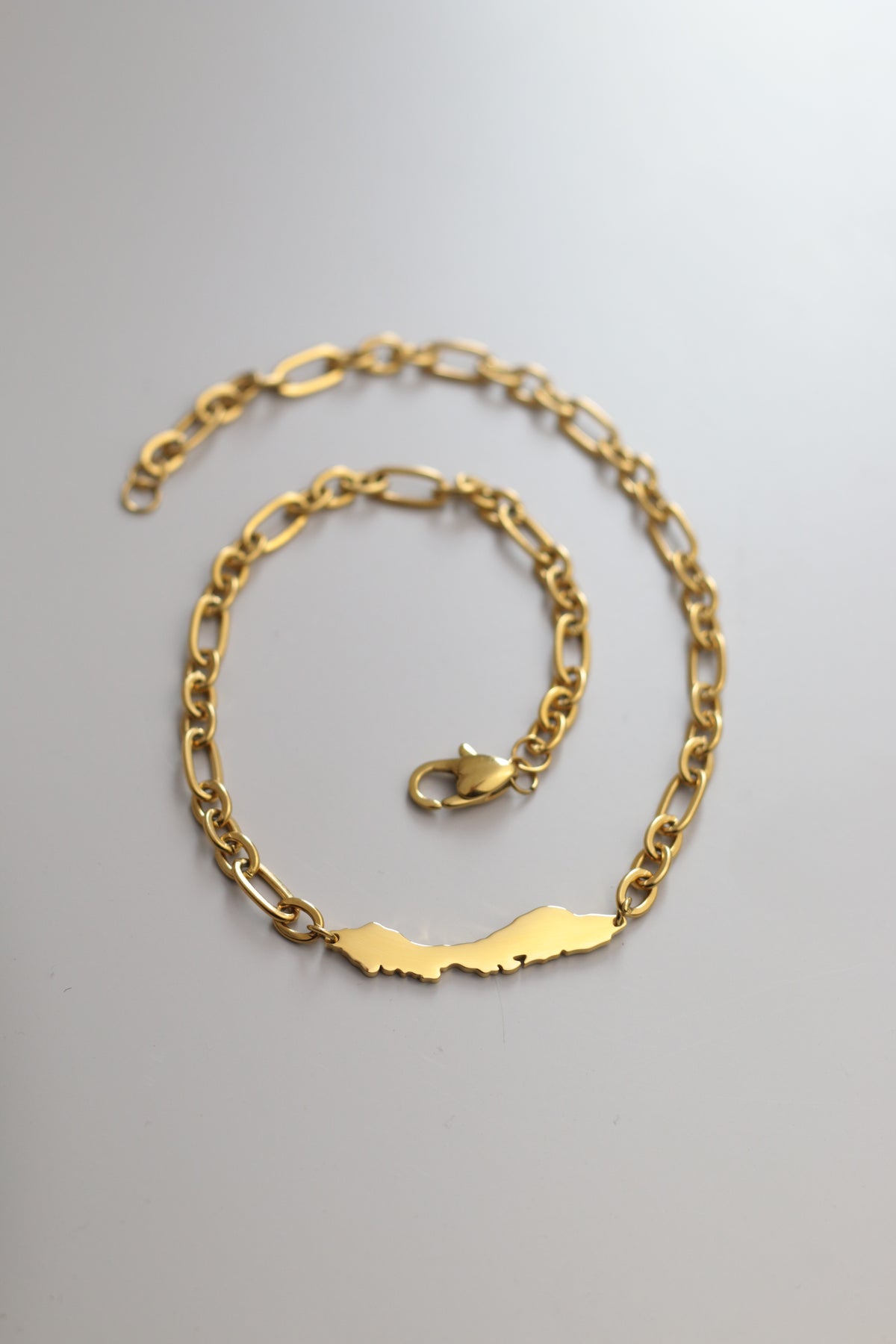 Concept Statement OG Curaçao Heavy Necklace in gold, featuring the Curaçao island silhouette on a bold chain