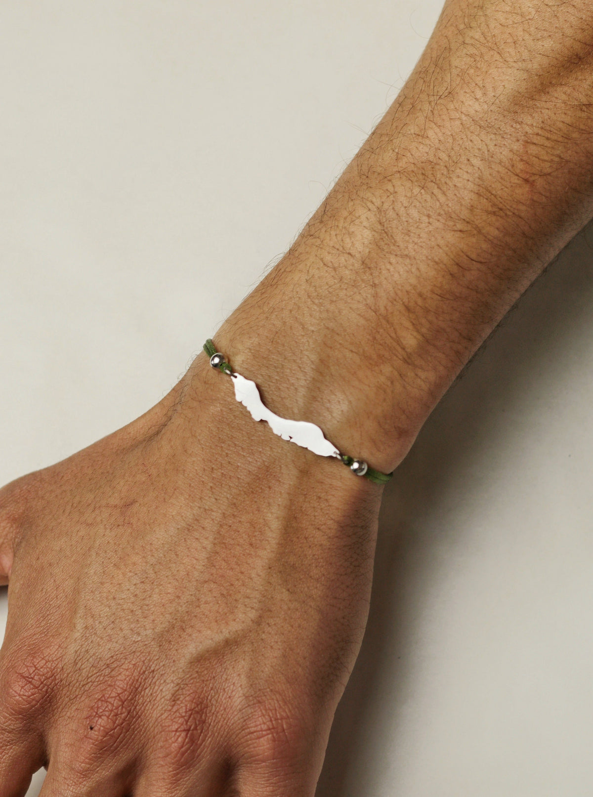 Men's Curaçao bracelet in olive green with adjustable satin cord